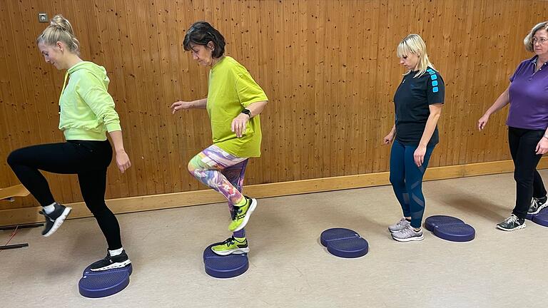 Anja Görlitz, Angela Vogel, Beatrice Hartung und Beate Siebert halten auf wackeligem Untergrund die Balance.