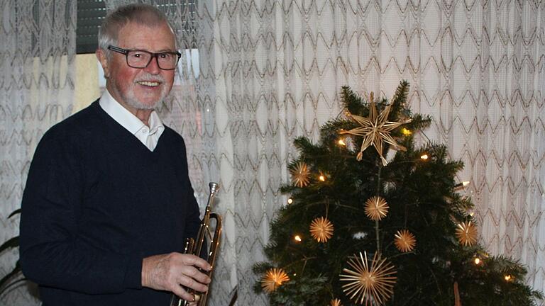 Pfarrer Rudolf Scherbaum mit seiner Trompete vor der aus Olivenholz geschnitzten Krippe aus Bethlehem Pfarrer Rudolf Scherbaum mit seiner Trompete vor der aus Olivenholz geschnitzten Krippe aus Bethlehem