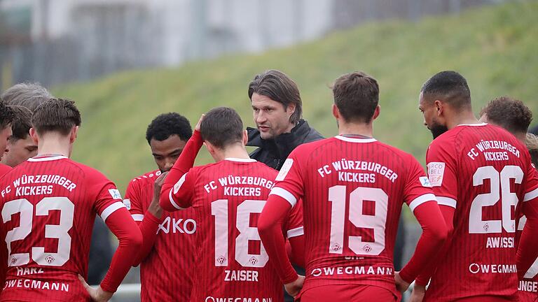 Trainer Martin Lanig (Mitte) trifft mit den Würzburger Kickers in Heilbronn auf Süd-West-Regionalligist SGV Freiberg. Trainer Martin Lanig (Mitte) trifft mit den Würzburger Kickers in Heilbronn auf Süd-West-Regionalligist SGV Freiberg.