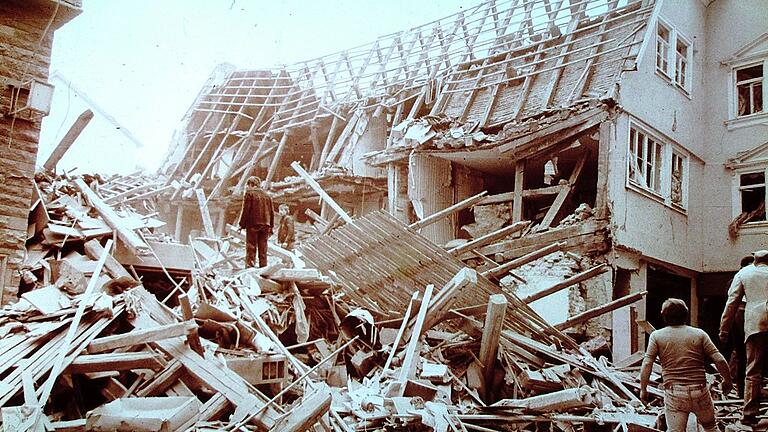 Gasexplosion in Lohr am 26. Juni 1978: Zwei Häuser sind zu einem Trümmerhaufen zusammengefallen, ein drittes zur Hälfte.