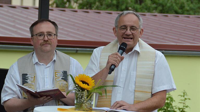 Pfarrer Norbert Wahler und Robert Augustin bei der Segnung. - Pfarrer Norbert Wahler und Robert Augustin bei der Segnung. Pfarrer Norbert Wahler und Robert Augustin bei der Segnung. - Pfarrer Norbert Wahler und Robert Augustin bei der Segnung.