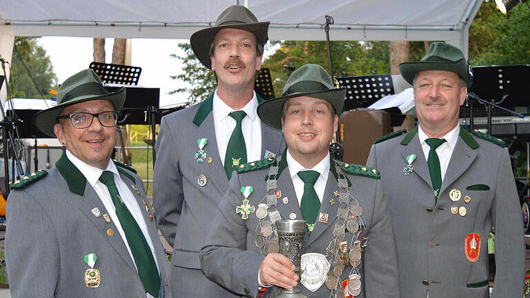 Das Königshaus der Nüdlinger Schützen ist stolz auf seine Erfolge (von links): Vorsitzender Timo Mainberger, 1. Ritter Roman Sittler, Schützenkönig 2016 Markus Lemberger und 2. Ritter Rudolf Reichel. Foto: Arthur Stollberger - Das Königshaus der Nüdlinger Schützen ist stolz auf seine Erfolge (von links): Vorsitzender Timo Mainberger, 1. Ritter Roman Sittler, Schützenkönig 2016 Markus Lemberger und 2. Ritter Rudolf Reichel. Foto: Arthur Stollberger Das Königshaus der Nüdlinger Schützen ist stolz auf seine Erfolge (von links): Vorsitzender Timo Mainberger, 1. Ritter Roman Sittler, Schützenkönig 2016 Markus Lemberger und 2. Ritter Rudolf Reichel. Foto: Arthur Stollberger - Das Königshaus der Nüdlinger Schützen ist stolz auf seine Erfolge (von links): Vorsitzender Timo Mainberger, 1. Ritter Roman Sittler, Schützenkönig 2016 Markus Lemberger und 2. Ritter Rudolf Reichel. Foto: Arthur Stollberger