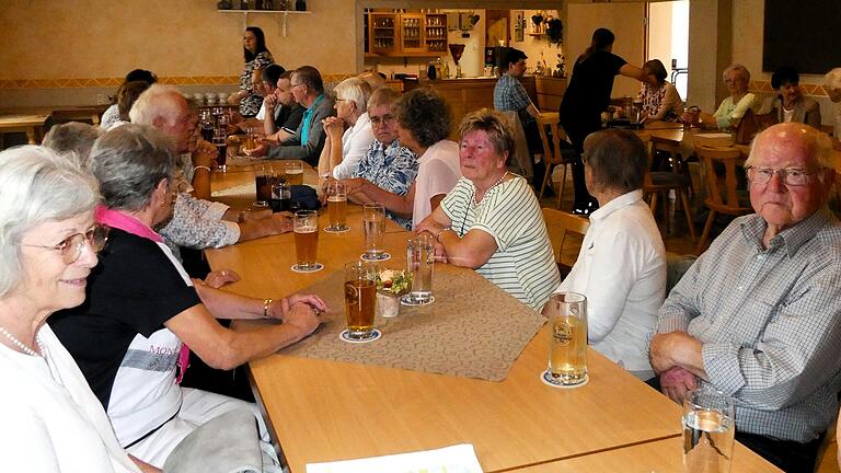 Nach dem ökumenischen Gottesdienst zum Kreiserntedankfest des Bayerischen Bauernverbandes in der ehemaligen Abteikirche des Klosters Ebrach konnte man sich noch an den vielen Ständen des 7. Genusstags der Genusslandschaft Bamberg umschauen, bevor man sich zum Mittagessen im Gasthof Oppel in Oberweiler traf. Nach dem ökumenischen Gottesdienst zum Kreiserntedankfest des Bayerischen Bauernverbandes in der ehemaligen Abteikirche des Klosters Ebrach konnte man sich noch an den vielen Ständen des 7. Genusstags der Genusslandschaft Bamberg umschauen, bevor man sich zum Mittagessen im Gasthof Oppel in Oberweiler traf.