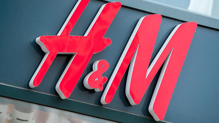 Hennes und Mauritz - Der schwedische Modekonzern H&M (Hennes & Mauritz) schließt seine Filiale in der Würzburger Kaiserstraße – aus wirtschaftlichen Gründen. Hennes und Mauritz - Der schwedische Modekonzern H&M (Hennes & Mauritz) schließt seine Filiale in der Würzburger Kaiserstraße – aus wirtschaftlichen Gründen.
