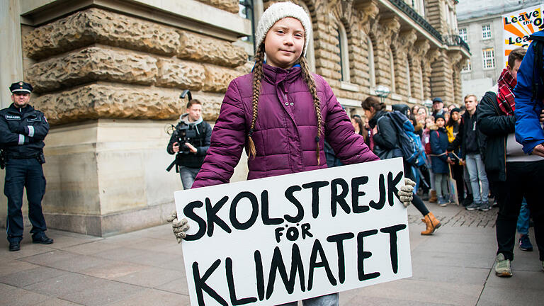 Greta Thunberg am 1. März mit ihrem berühmten Pappschild vor dem Hamburger Rathaus. Greta Thunberg am 1. März mit ihrem berühmten Pappschild vor dem Hamburger Rathaus.
