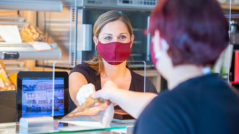 Pflicht sind die Masken im Einzelhandel ab diesem Montag nicht mehr. Aber in vielen Geschäften gilt: Die Kundschaft hat die Wahl, das Personal trägt weiterhin Mund-Nasen-Schutz. Pflicht sind die Masken im Einzelhandel ab diesem Montag nicht mehr. Aber in vielen Geschäften gilt: Die Kundschaft hat die Wahl, das Personal trägt weiterhin Mund-Nasen-Schutz.