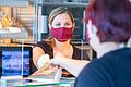 Pflicht sind die Masken im Einzelhandel ab diesem Montag nicht mehr. Aber in vielen Geschäften gilt: Die Kundschaft hat die Wahl, das Personal trägt weiterhin Mund-Nasen-Schutz.