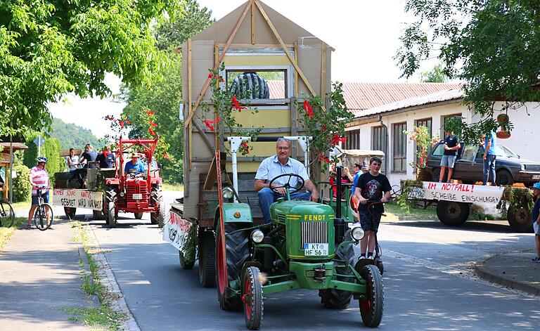 Impressionen von der Ebersbrunner Kirchweih 2023. - Nach 15 Jahren gab es endlich wieder einen Kirchweihumzug in Ebersbrunn. Die Kirchweihpredigt pausierte fast 10 Jahre. Heuer gab es ein komplettes und sehr erfolgreiches Comeback von Umzug und Predigt bei der Ebersbrunner Kerwa – eine große Freude für alle.