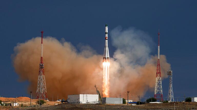 Raketenstart in Baikonur       -  Vom russischen Weltraumbahnhof in Baikonur (Kasachstan) fliegen immer wieder Kosmonauten und Astronauten gemeinsam zur ISS. (Archivbild)