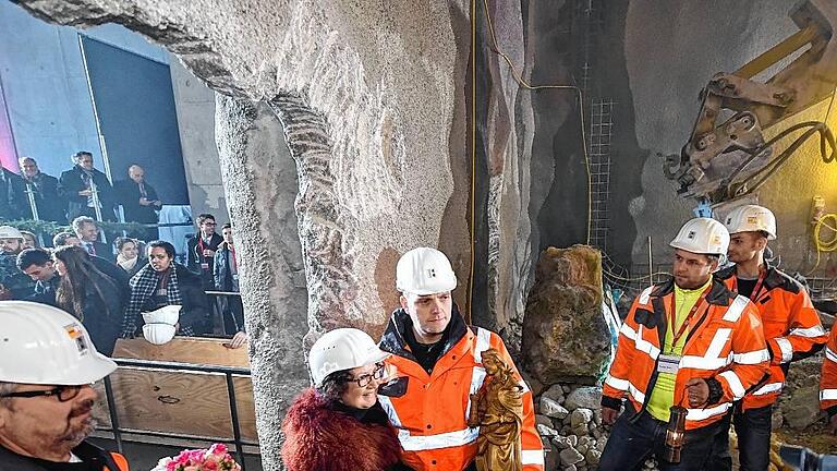 Albabstiegstunnel wird durchschlagen       -  Gerlinde Kretschmann, Ehefrau von Ministerpräsident Kretschmann und Tunnelpatin, im Albabstiegstunnel mit einem Mineur zusammen, der die Statue der Heiligen Barbara hält. Die Bahn feiert den Durchschlag des Tunnels des Bahnprojektes Stuttgart-Ulm.