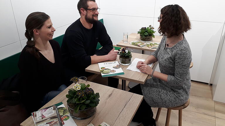 Stefan Straub von Leo Straubs Gemüsekiste aus Bad Neustadt beim Beratungsgespräch mit der Mitarbeiterin einer Öko-Kontrollstelle auf der Bio-Fachmesse in Nürnberg.