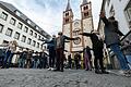 Um die 50 Menschen führten am Domplatz in Würzburg ein ihnen unbekanntes Theaterstück auf.