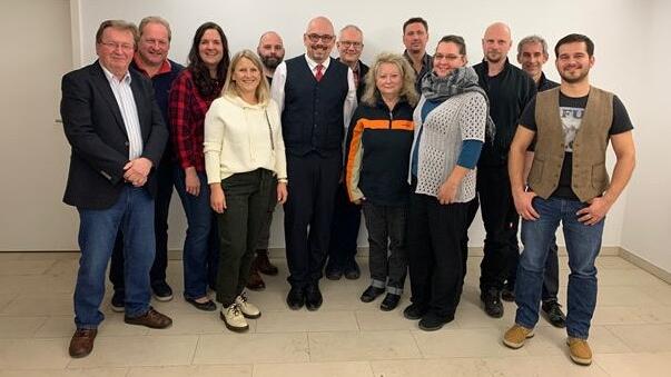 Das Bild zeigt (von rechts): Daniel Dietrich, Wolfgang Pulzer, Frank Stockmann, Kerstin Schubert, Nicolas Barklind, Wilma Wolf, Rainer Popp, Bürgermeister Stefan Hemmerich, Holger Richter, Martha Morell, Manuela Hemmerich, Wilfried Hartmann und Gerhard Hartmann.