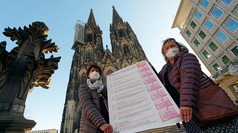 Aktivistinnen der der katholischen Reforminitiative 'Maria 2.0' am 21. Februar bei einer bundesweiten Aktion mit einem Thesenpapier vor dem Kölner Dom.&nbsp;