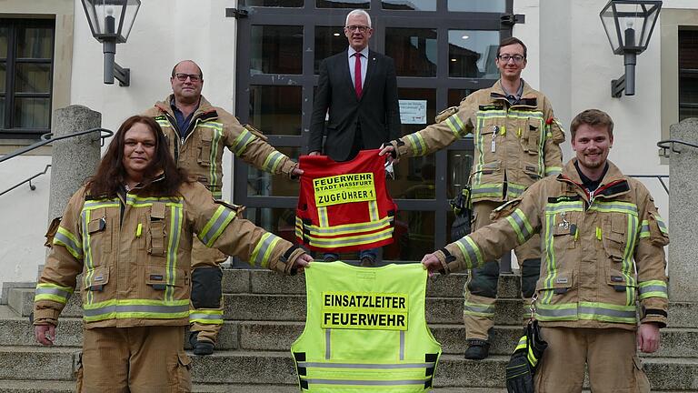 Amtsübergabe bei der Feuerwehr: Julia Volpert (links) und Thomas Kainz (zweiter von links) hören als Feuerwehrkommandanten auf, dafür übernehmen Christian Meisch (rechts) und Julian Weidinger (zweiter von rechts). Mit dabei ist Bürgermeister Günther Werner.