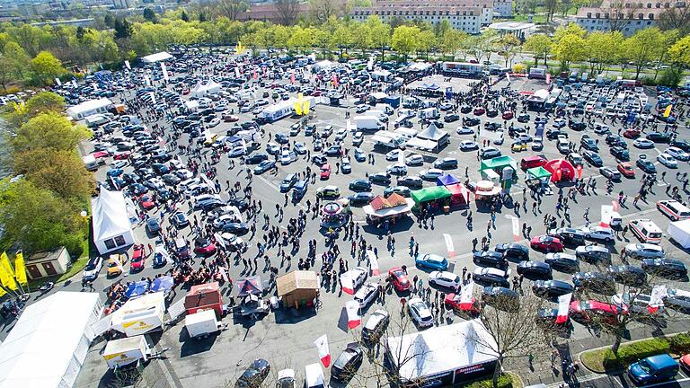 Mehr als zwei Dutzend Aussteller präsentierten in der Hochzeit der Automobilausstellung weit über 500 Fahrzeugmodelle auf dem Volksfestplatz. Die Drohnenaufnahme entstand 2017.