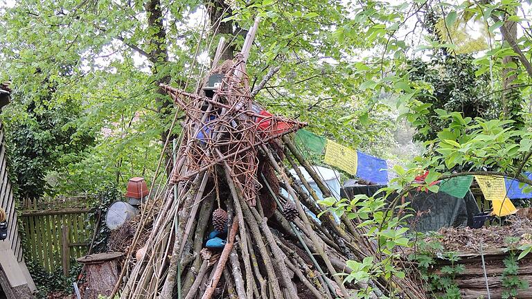Im Tipi können Kinder spielen und gleichzeitig dient es Eichhörnchen und Insekten als Lebensraum. Im Tipi können Kinder spielen und gleichzeitig dient es Eichhörnchen und Insekten als Lebensraum.