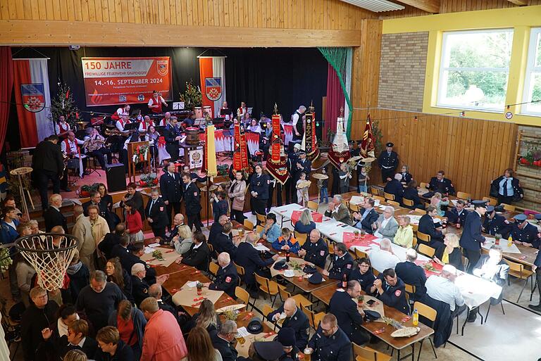 Einzug der Feuerwehrgruppen in die Turnhalle. Einzug der Feuerwehrgruppen in die Turnhalle.