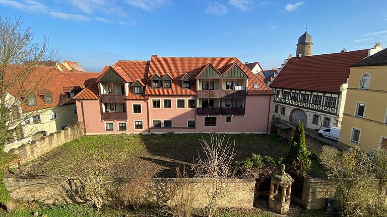 Der Garten gegenüber dem VG-Gebäude dient der Überlieferung nach seit Jahrhunderten als Anbaufläche für Pflanzen und Kräuter. Dort möchte der Stadtrat nun 14 Stellplätze hineinpflastern. Der Garten gegenüber dem VG-Gebäude dient der Überlieferung nach seit Jahrhunderten als Anbaufläche für Pflanzen und Kräuter. Dort möchte der Stadtrat nun 14 Stellplätze hineinpflastern.