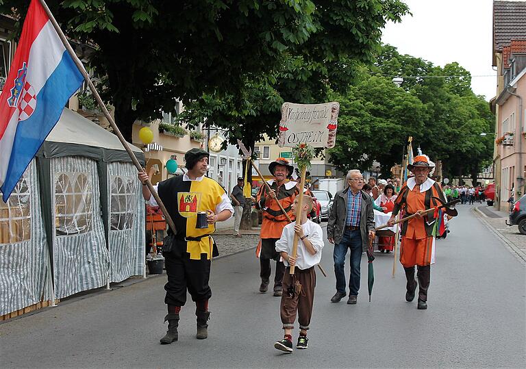 Mitten durch Ostheim im Rahmen des Festumzuges ging es bei der Stadtfesteröffnung.