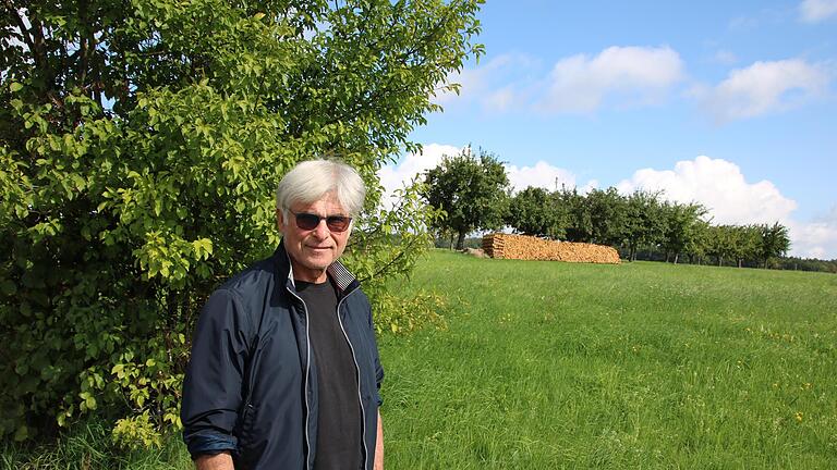 Roland Dunkel zeigt die Wiese, um die es beim jahrelangen Rechtsstreit ging. Mittlerweile hat er sie übergeben, deshalb darf dort aktuell gejagt werden. - Roland Dunkel zeigt die Wiese, um die es beim jahrelangen Rechtsstreit ging. Mittlerweile hat er sie übergeben, deshalb darf dort aktuell gejagt werden. Roland Dunkel zeigt die Wiese, um die es beim jahrelangen Rechtsstreit ging. Mittlerweile hat er sie übergeben, deshalb darf dort aktuell gejagt werden. - Roland Dunkel zeigt die Wiese, um die es beim jahrelangen Rechtsstreit ging. Mittlerweile hat er sie übergeben, deshalb darf dort aktuell gejagt werden.