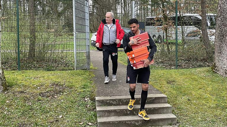 Zurück vom Einkauf der Fußballschuhe: Günter Schirling (hinten links) und Michael Dellinger vom TSV Aubstadt.