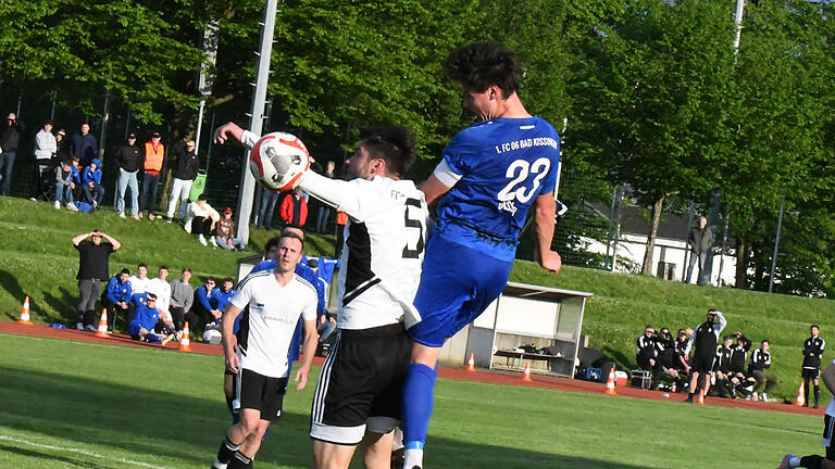 Bezirksliga Ost: FC 06 Bad Kissingen - FC Strahlungen       -  Bereitete als Innenverteidiger den Führungstreffer seiner Elf mit vor: FC 06-Kapitän Cedric Bäßler, hier im Kopfballduell mit dem Strahlunger Marco Nöth.