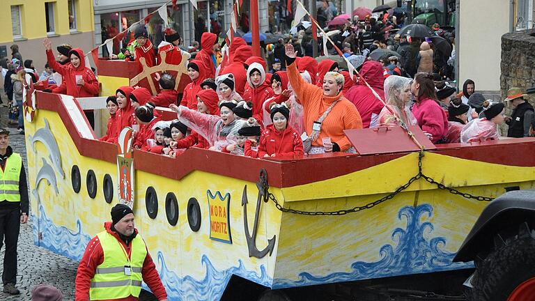 Beim großen Faschingsumzug in Mellrichstadt feierten Groß und Klein ein buntes Fest mit vielen Umzugswagen. Beim großen Faschingsumzug in Mellrichstadt feierten Groß und Klein ein buntes Fest mit vielen Umzugswagen.
