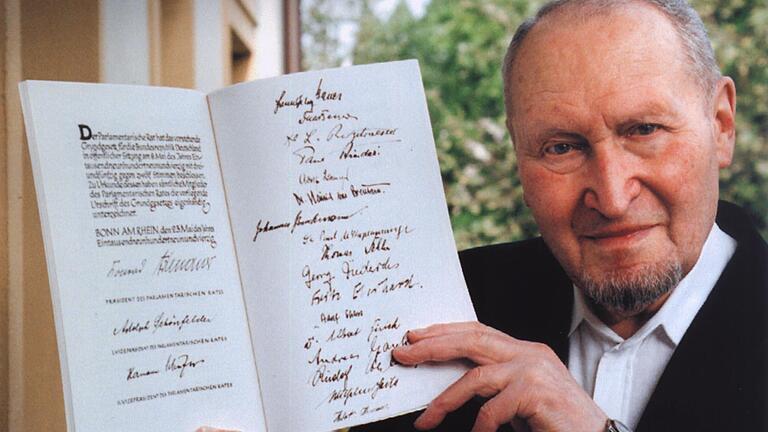 Der Würzburger SPD-Politiker Hannsheinz Bauer mit 'seinem' Grundgesetz. Er war das letzte lebende Mitglied des Parlamentarischen Rates und starb im Juli 2005.