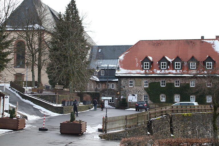 Ohne die bisherigen Buden am Biergarten ist der Blick auf das Kloster freier.