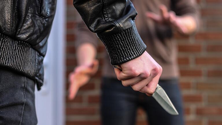 Auf einem Autobahnrastplatz bei Würzburg zog ein Lkw-Fahrer ein Messer und stach auf einen Kontrahenten ein. Wenig später wurde der Angreifer von der Polizei gestellt. Auf einem Autobahnrastplatz bei Würzburg zog ein Lkw-Fahrer ein Messer und stach auf einen Kontrahenten ein. Wenig später wurde der Angreifer von der Polizei gestellt.
