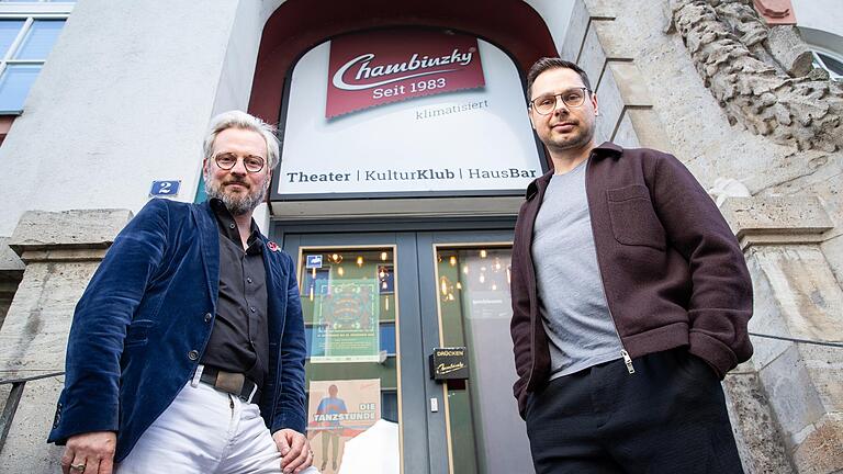 Kai Christian Moritz (links) und Csaba Béke vor dem Chambinzky. Der neue Oberspielleiter und der Theaterchef haben einiges vor.