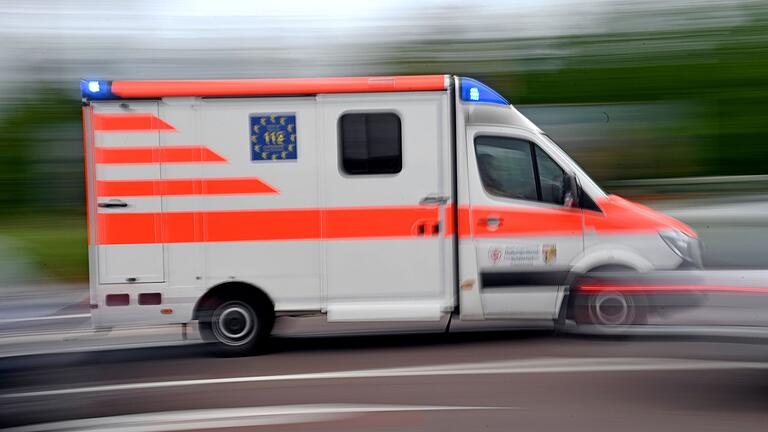 Ein Krankenwagen ist mit Blaulicht auf Einsatzfahrt.jpeg       -  Bei einem Krankentransport in Selb kamen am Mittwoch zwei Patienten ums Leben.