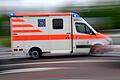 Ein Krankenwagen ist mit Blaulicht auf Einsatzfahrt.jpeg       -  Bei einem Krankentransport in Selb kamen am Mittwoch zwei Patienten ums Leben.