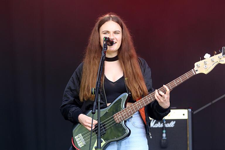Bassistin Anna kündigte ihrem Vater schon vor zwei Jahren an, dass sie mal eine 'Mädelsband' gründen wird. Gesagt getan: Mit 'Klub Kowolski' rockt sie jetzt die Bühnen der Region. Bassistin Anna kündigte ihrem Vater schon vor zwei Jahren an, dass sie mal eine 'Mädelsband' gründen wird. Gesagt getan: Mit 'Klub Kowolski' rockt sie jetzt die Bühnen der Region.