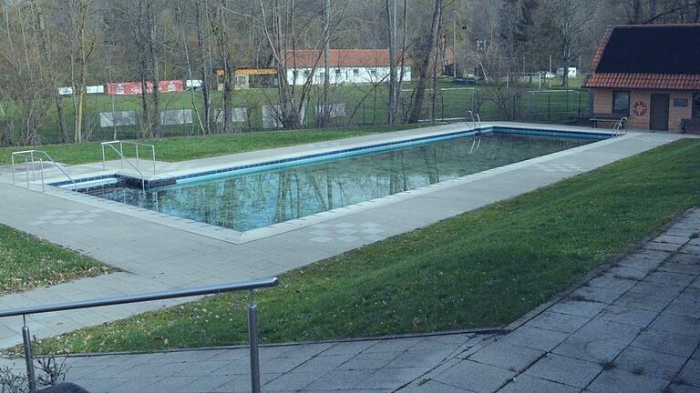 Das Freibad von Waltershausen liegt idyllisch neben dem Fluss Milz. Das Freibad von Waltershausen liegt idyllisch neben dem Fluss Milz.