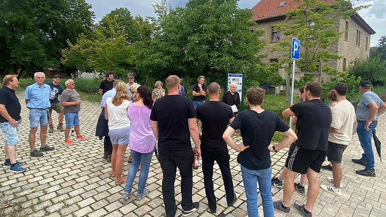 Station am neuen Pfarrhaus - wie die Hauptstraße das kleine Dorf geprägt hat.