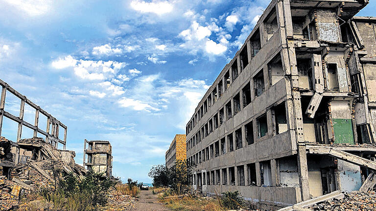 Betonruinen: Ehemalige Wohnblocks einer ganzen Stadt ragen in Ploschatka 38 wir Skelette in den Himmel.