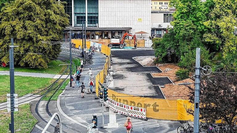 Die alten Pavillons auf der Ostseite des Bahnhofsvorplatzes sind bereits abgerissen. Ersatz wird es bis zur Landesgartenschau 2018 nicht geben.Foto: Obermeier