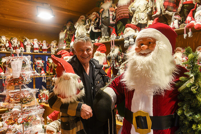 Das Wichtelhaus, hier mit Hubert Wanner, einem der beiden Betreiber, ist neu auf dem Weihnachtsmarkt.