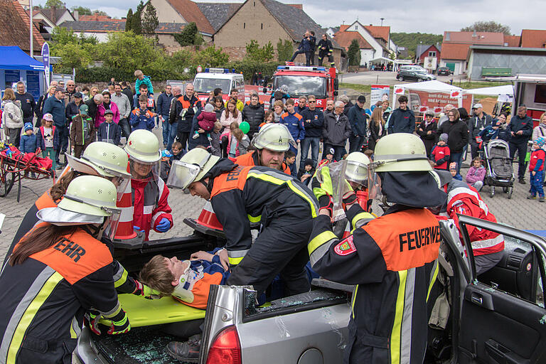 Rettung aus dem Unfallfahrzeug. Die Karsbacher Feuerwehr hat das Dach abgeschnitten, um die Bergung des Unfallopfers zu ermöglichen.