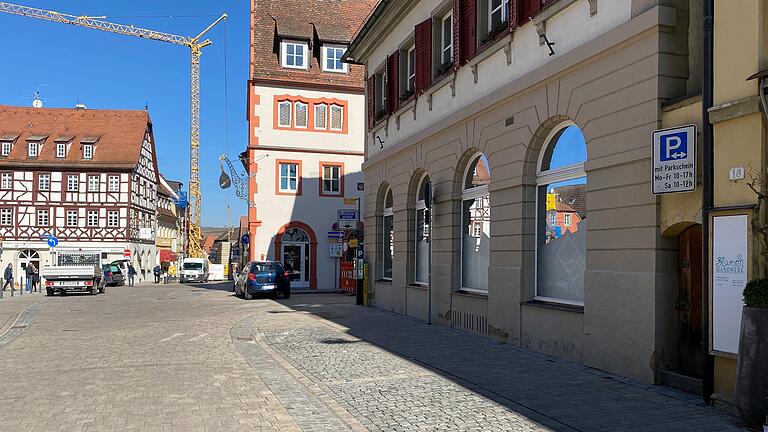 Blick auf Volkachs Hauptstraße: Vor der ehemaligen Castell-Bank (rechts), heute die Bauverwaltung der VG Volkach, könnte ein „Kulinarischer Streetfood-Parkplatz“ mit verschiedenen Foodtrucks entstehen. Der Pilotversuch ist Thema im Stadtrat.