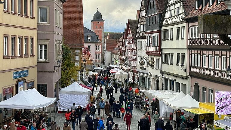 Wintermarkt in der Ochsenfurter Altstadt vor der Fachwerkzeile in der Hauptstraße.