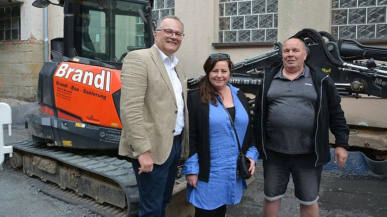 Karl Schulz, Vorstandsmitglied der Rummelsberger Diakonie, Dienststellenleiterin Tina Scheller und der Seniorchef der Baufirma Brandl feiern gemeinsam Richtfest auf der Baustelle in Hofheim. 18 Wohneinheiten für Menschen mit Behinderung entstehen direkt im Herzen des Ortes.