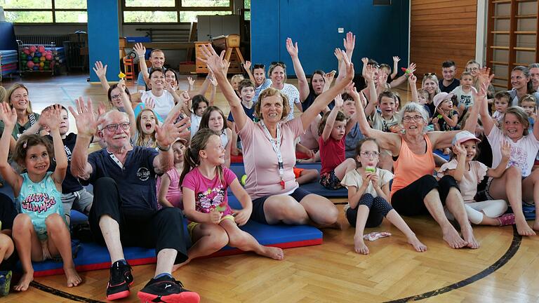 Bei der letzten Stunde des Kinderturnens vor den Sommerferien wurden Margret Sauer, Margit Franke und Aufbauhelfer Roland Sauer verabschiedet (vordere Reihe von rechts).