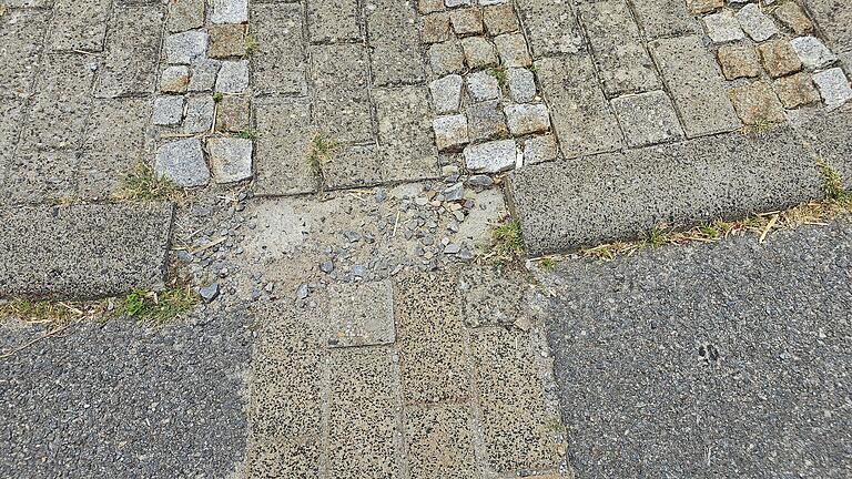 Nur provisorisch verschlossen ist seit Monaten diese Straßenquerung, eine Stolpermöglichkeit für Kinder und Senioren.