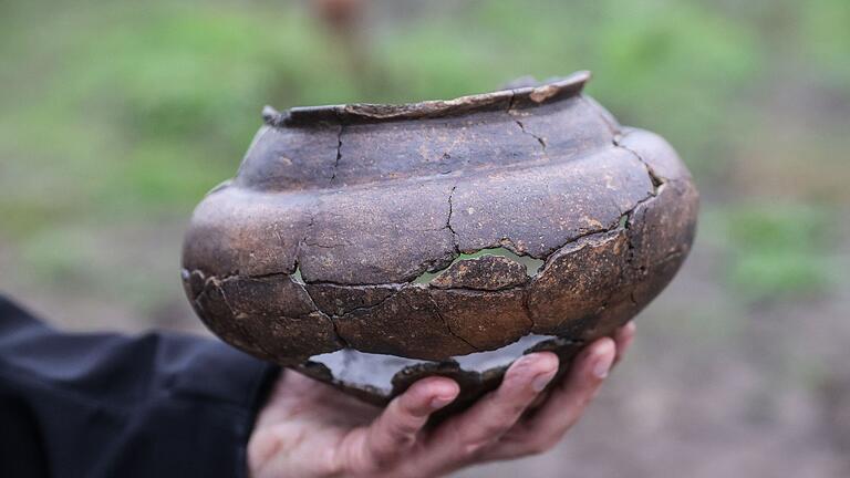 Grabkammer entdeckt       -  Die Grabkammer selbst ist geplündert worden. In der Nähe fanden die Archäologen aber unter anderem ein Keramikgefäß.