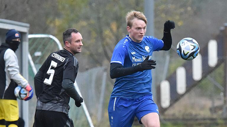 Torjäger Niklas Bauer (rechts) will mit dem TSV Trappstadt möglichst schnell den Klassenerhalt in der Bezirksliga Ost perfekt machen. Torjäger Niklas Bauer (rechts) will mit dem TSV Trappstadt möglichst schnell den Klassenerhalt in der Bezirksliga Ost perfekt machen.