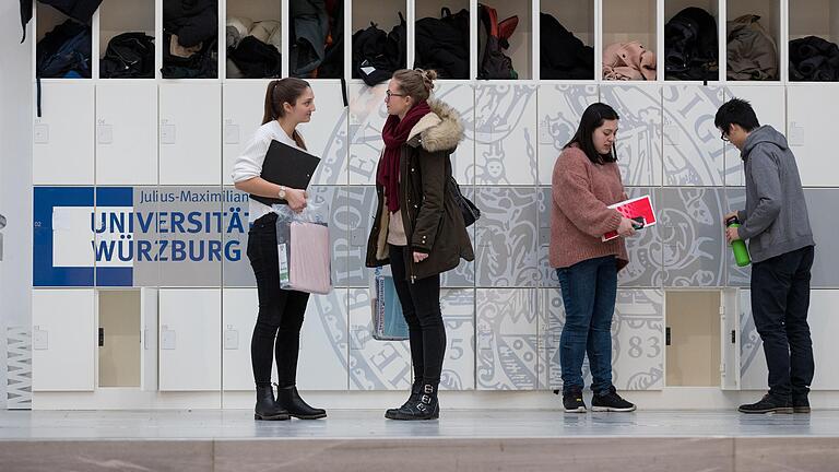 Noch vor dem Corona-Lockdown: Studierende in der Neuen Universität am Sanderring in Würzburg.