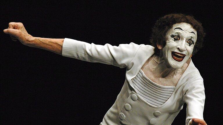 «Der Pantomime Marcel Marceau».jpeg       -  Pantomime Marcel Marceau bei einem Auftritt,